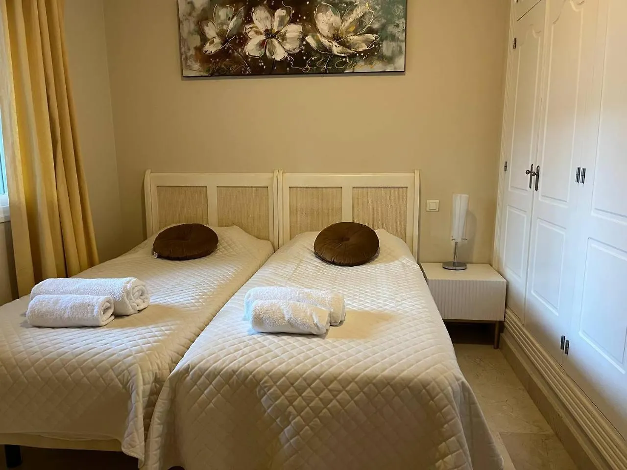 Piso 2 Habitaciones, Salon 2 Bano En Puerto Banus Vista Mar ! Marbella