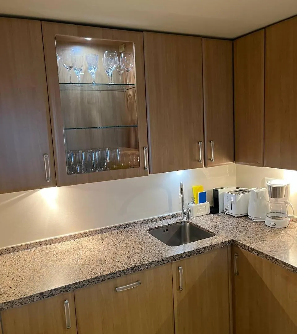 Piso 2 Habitaciones, Salon 2 Bano En Puerto Banus Vista Mar ! Marbella