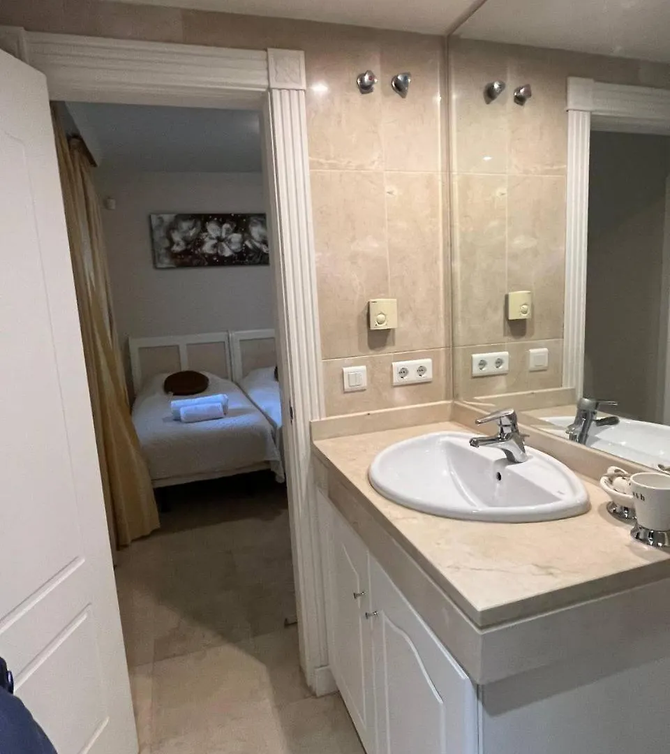 Piso 2 Habitaciones, Salon 2 Bano En Puerto Banus Vista Mar ! Marbella